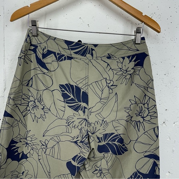 Patagonia Men’s size 32 Wavefarer Gray And Blue Floral Board Shorts - Picture 5 of 9